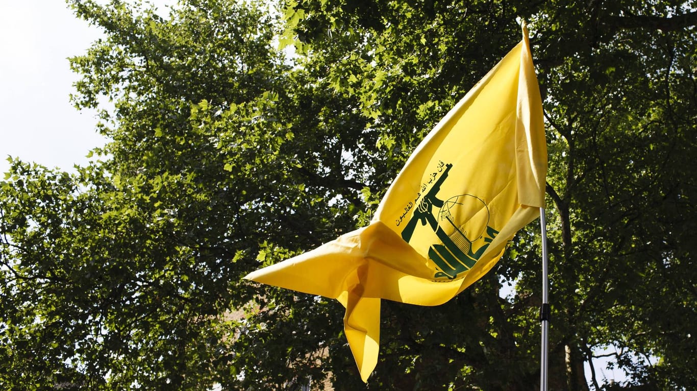 Die Flagge der Hisbollah bei einer Demonstration in London: In Deutschland ist die Vereinigung seit 2020 verboten, auch die Flagge darf in der Öffentlichkeit nicht gezeigt werden (Archivfoto).