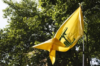 Die Flagge der Hisbollah bei einer Demonstration in London: In Deutschland ist die Vereinigung seit 2020 verboten, auch die Flagge darf in der Öffentlichkeit nicht gezeigt werden (Archivfoto).