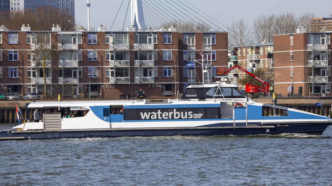 Ein Wasserbus auf dem Fluss Neue Maas in Rotterdam (Archivbild): In den Niederlanden ist öffentlicher Personennahverkehr auf dem Wasser bereits Normalität.