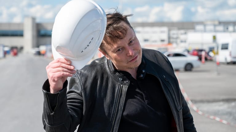 Elon Musk: Es läuft nicht alles rund in Grünheide. Der Tesla-Chef hat am Montag überraschend die Baustelle seiner Gigafactory besucht.