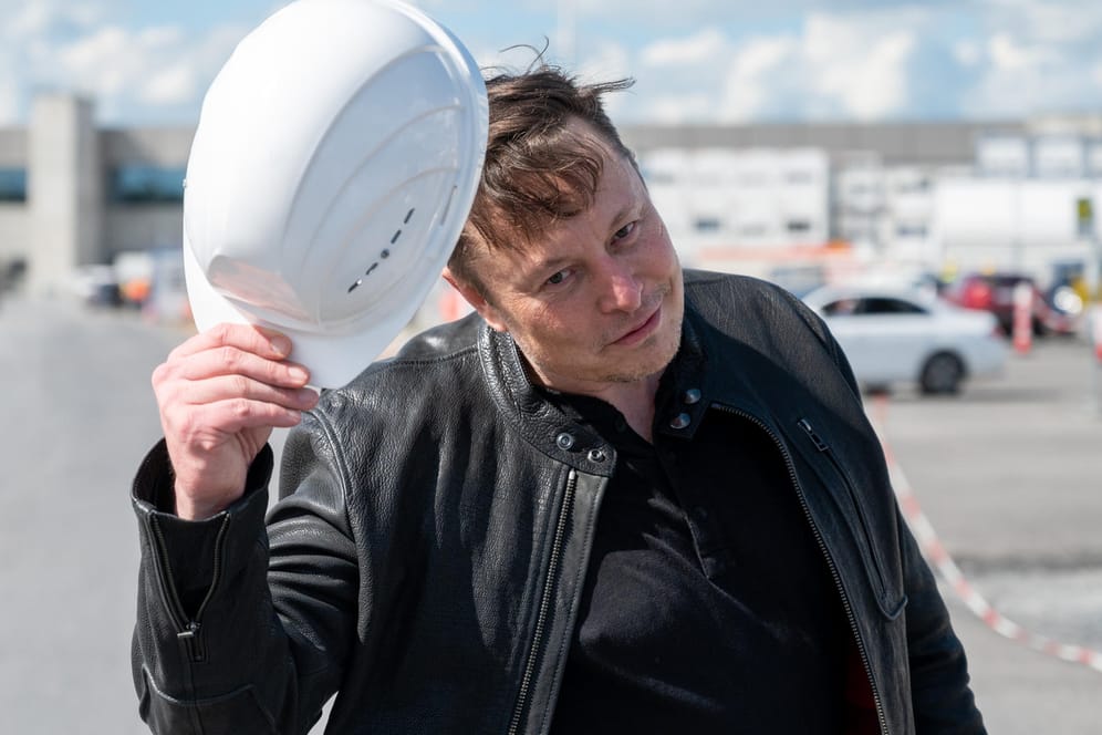 Elon Musk: Es läuft nicht alles rund in Grünheide. Der Tesla-Chef hat am Montag überraschend die Baustelle seiner Gigafactory besucht.