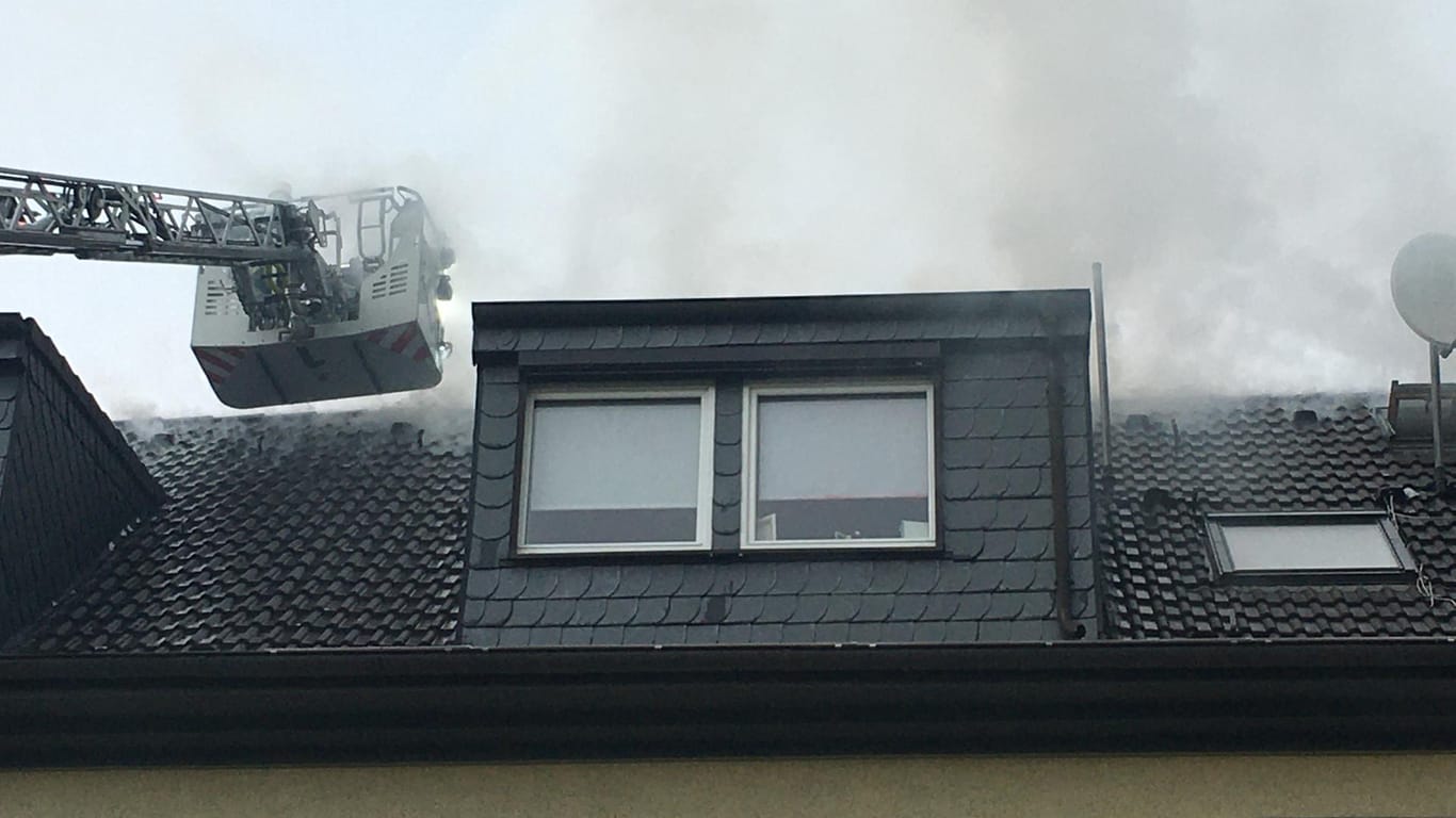 Der Dachstuhl eines Hauses brennt: Das Feuer wurde vermutlich durch einen Blitzeinschlag ausgelöst.