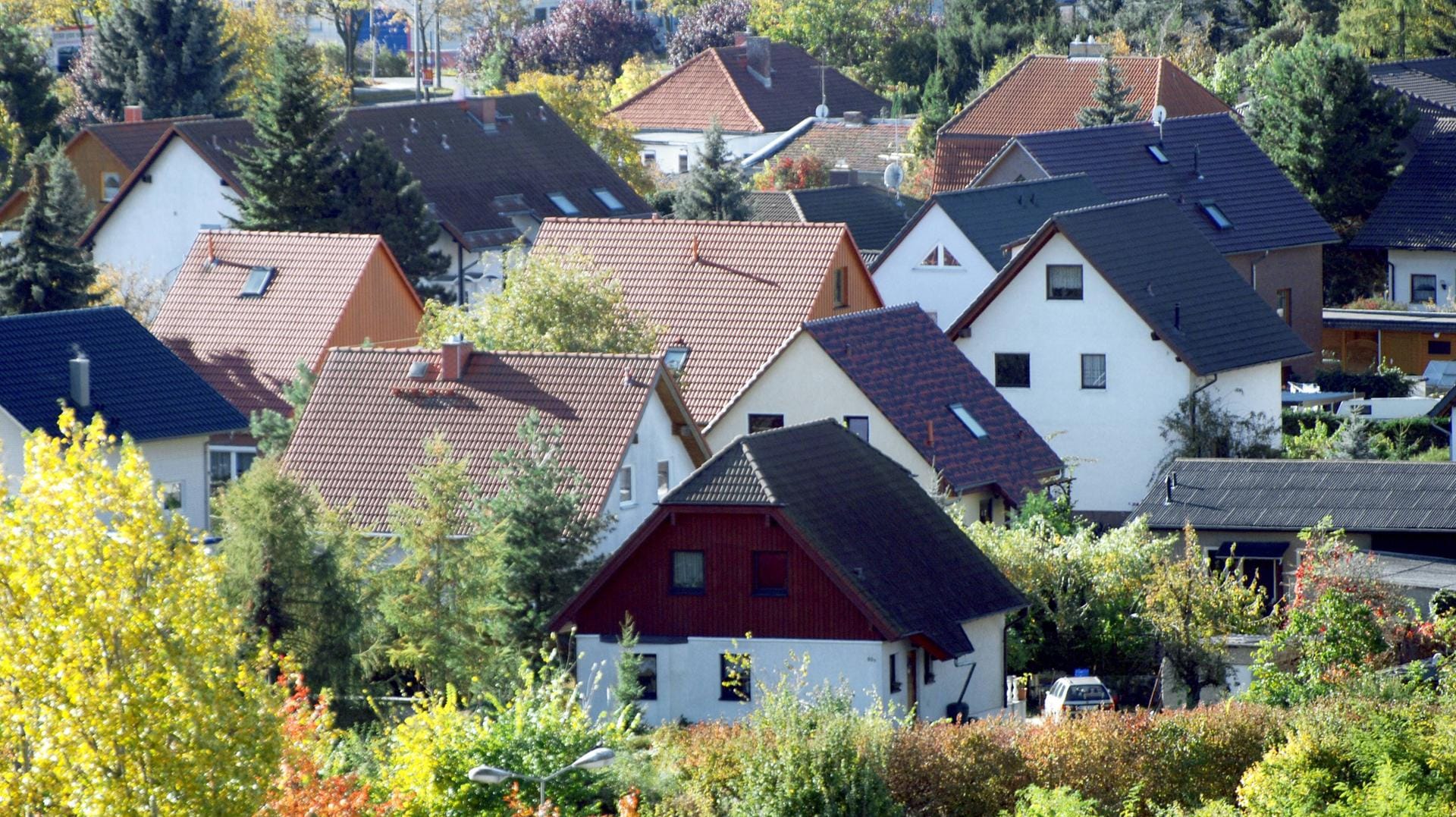 Einfamilienhäuser im Berlin (Symbolbild): In der Hauptstadt ist das Preisverhältnis zwischen dem Kaufen und Mieten von Immobilien besorgniserregend.