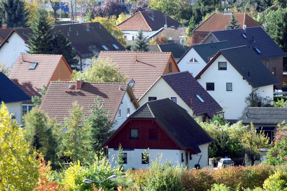 Einfamilienhäuser im Berlin (Symbolbild): In der Hauptstadt ist das Preisverhältnis zwischen dem Kaufen und Mieten von Immobilien besorgniserregend.