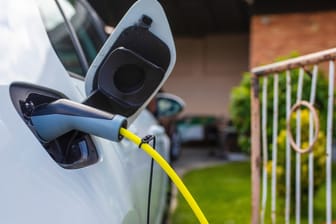 E-Auto: 2020 hatten nach Angaben des Kraftfahrt-Bundesamtes knapp 14 Prozent aller neu zugelassenen Autos einen Elektromotor.