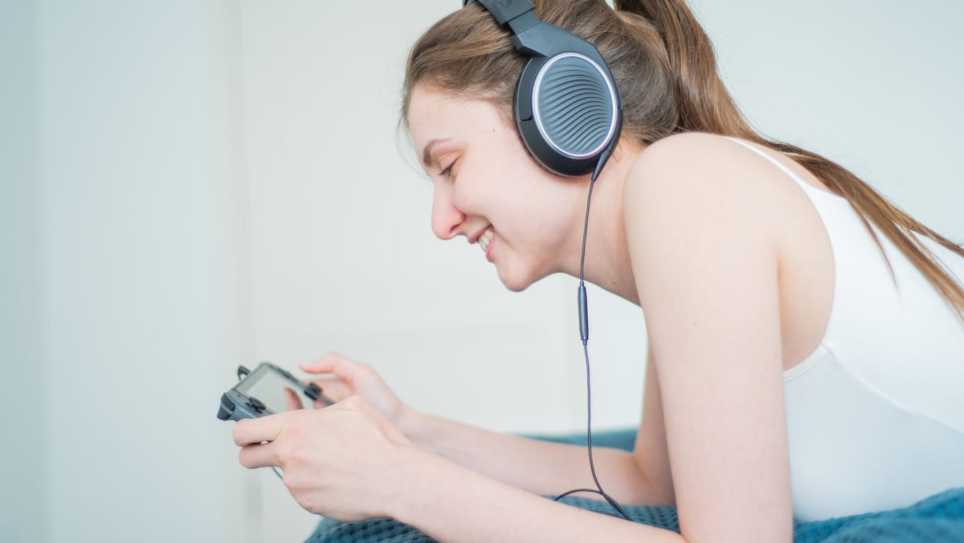 Frau spielt ein Videospiel: Eine t-online-Leserin hatte gehofft, sich so die Lockdown-Zeit vertreiben zu können.
