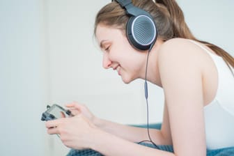 Frau spielt ein Videospiel: Eine t-online-Leserin hatte gehofft, sich so die Lockdown-Zeit vertreiben zu können.