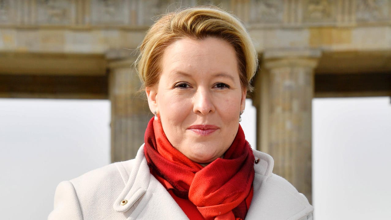 Franziska Giffey im März vor dem Brandenburger Tor