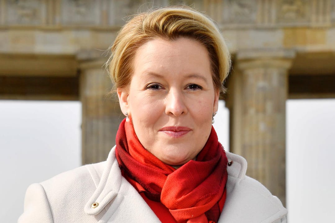 Franziska Giffey im März vor dem Brandenburger Tor