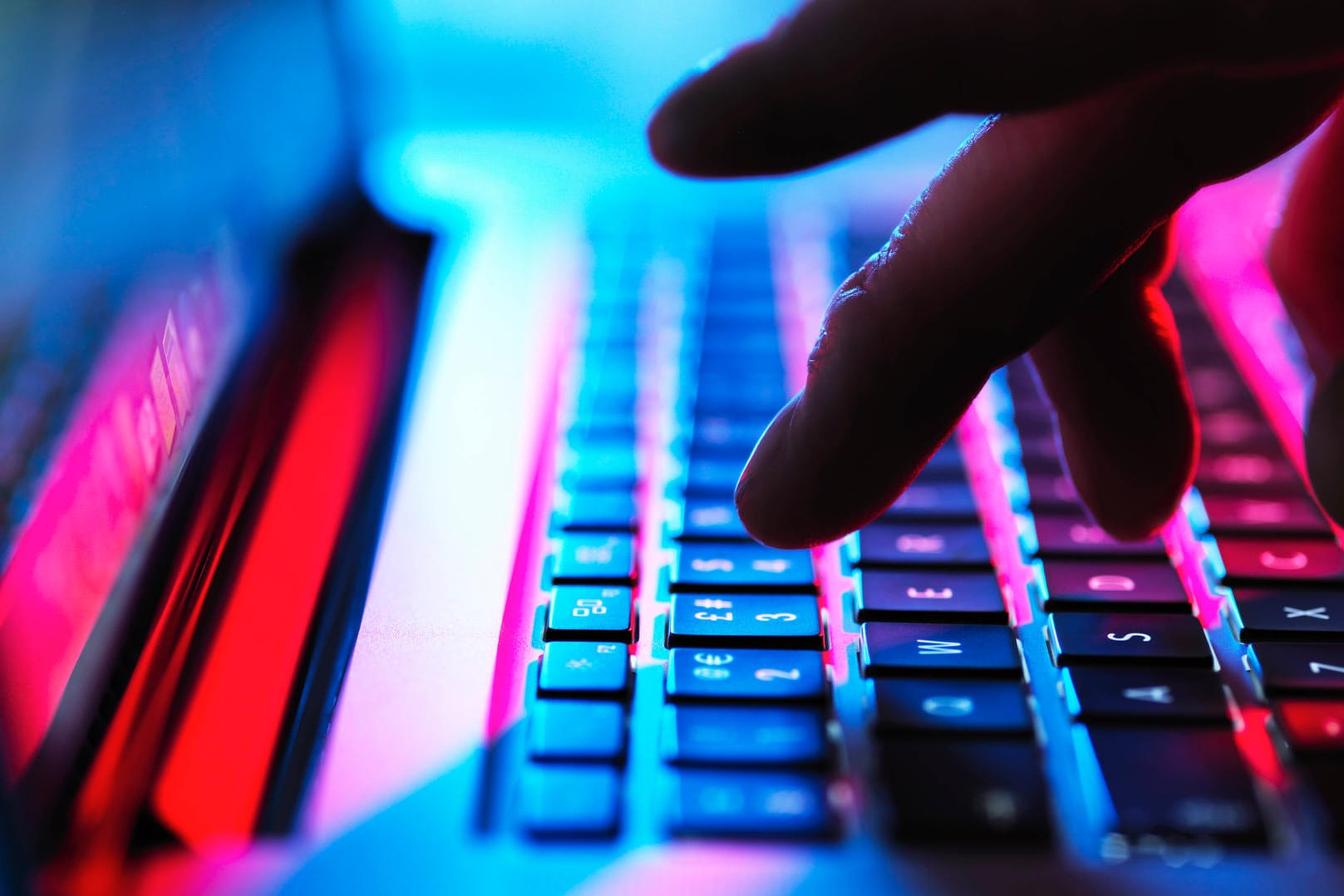 Ein Mann an seinem Rechner (Symbolbild): Das BKA ging gegen Computerbetrüger vor.
