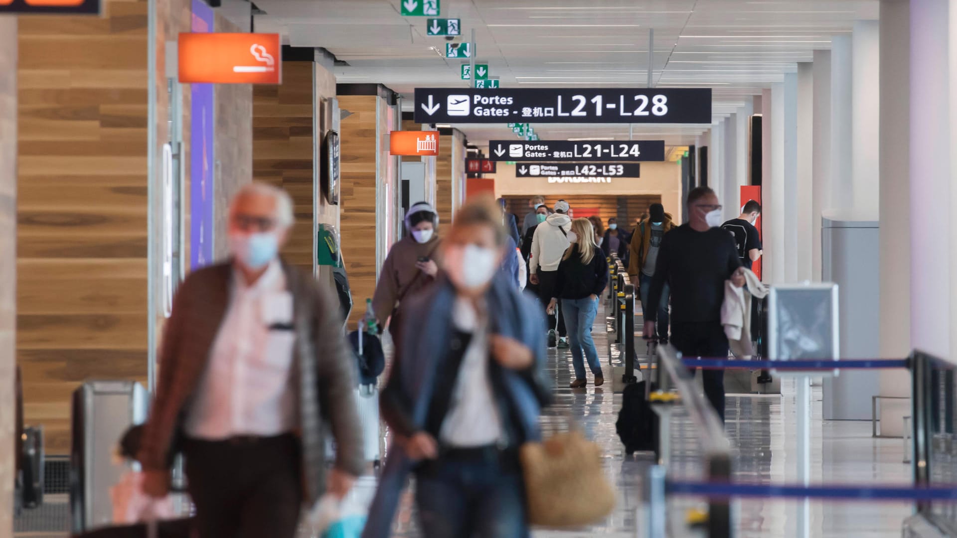 Menschen an einem Flughafen: Die EU will die Einreise wegen Verbesserung der Corona-Pandemie wieder erleichtern.