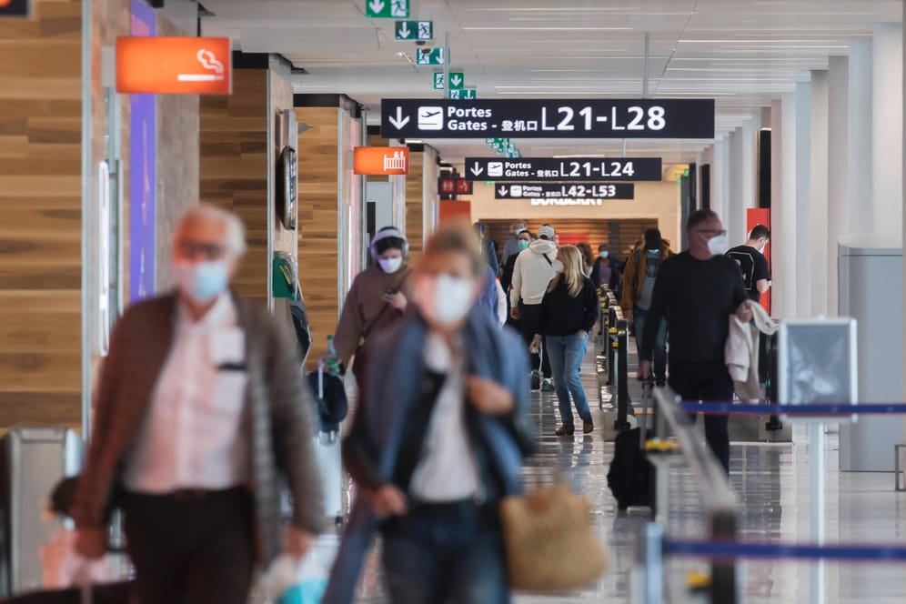 Menschen an einem Flughafen: Die EU will die Einreise wegen Verbesserung der Corona-Pandemie wieder erleichtern.