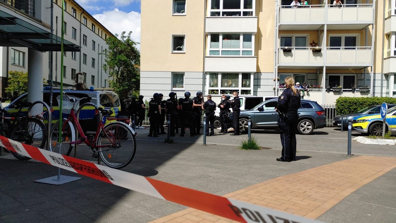 Polizeibeamte im Kieler Brauereiviertel: Am Nachmittag der Tat war der Bereich von der Polizei gesperrt worden.