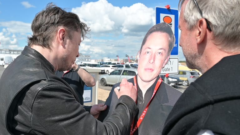 Ein Tesla-Fan kam sogar mit lebensgroßem Pappaufsteller, um sich ein Autogramm von Elon Musk abzuholen.