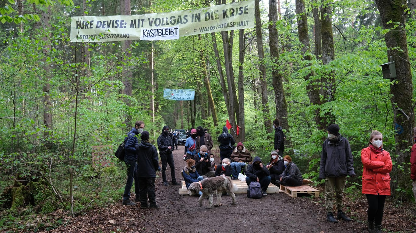 Eine Gruppe Aktivisten im Forst Kasten in München: Sie protestieren gegen die geplante Rodung.