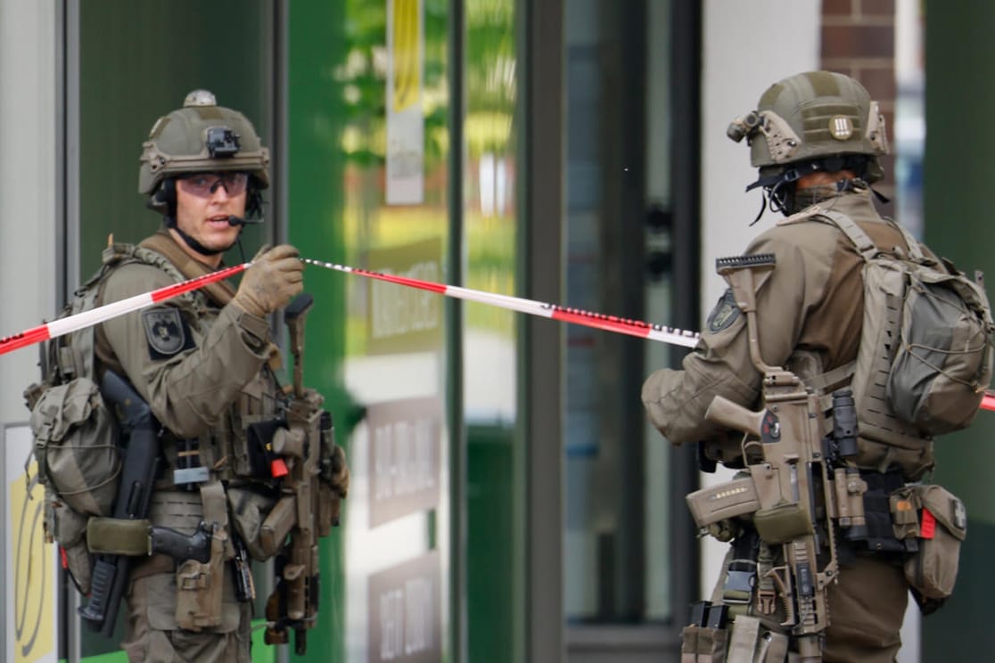 SEK-Beamte in Schleswig-Holstein (Symbolfoto): In Elmshorn kam es am Abend zu einem großen Polizeieinsatz.