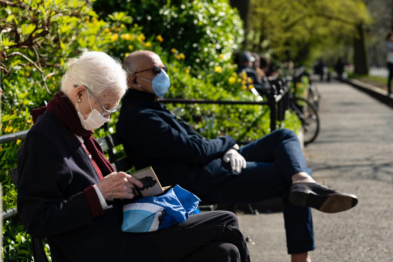 Corona-Maske: Grund für das Tragen einer Maske unter freiem Himmel ist häufig die Sorge, in eine sogenannte Aerosolwolke zu geraten.