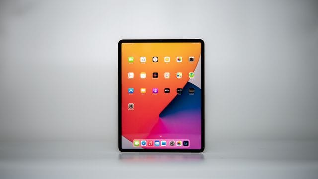 Ein Tablet für Profis: Das 12,9-Zoll-Modell startet bei 1199 Euro, das kleinere 11-Zoll-Gerät ist ab 879 Euro zu haben. Ein Tablet für Profis: Das 12,9-Zoll-Modell startet bei 1199 Euro, das kleinere 11-Zoll-Gerät ist ab 879 Euro zu haben.