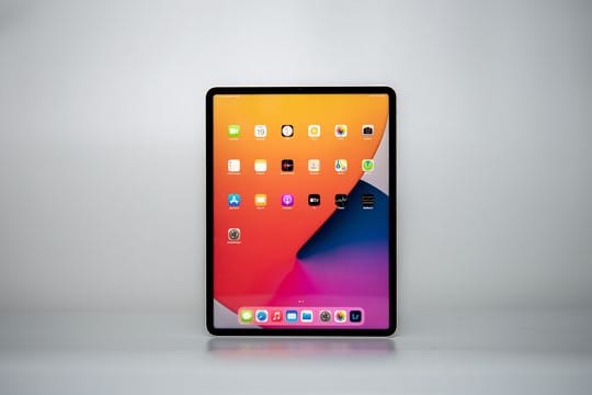 Ein Tablet für Profis: Das 12,9-Zoll-Modell startet bei 1199 Euro, das kleinere 11-Zoll-Gerät ist ab 879 Euro zu haben.