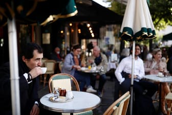 Pariser trinken ihre ersten Cafés in einem Restaurant seit Oktober: Nicht nur Frankreich hat zahlreiche Lockerungen beschlossen.