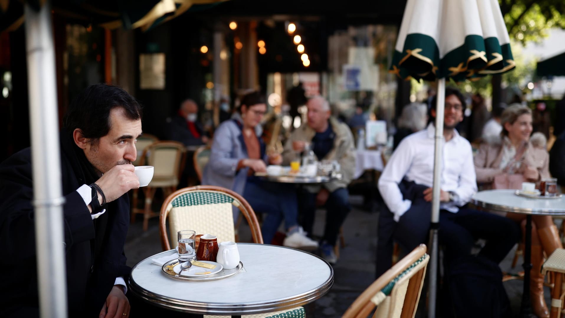 Pariser trinken ihre ersten Cafés in einem Restaurant seit Oktober: Nicht nur Frankreich hat zahlreiche Lockerungen beschlossen.