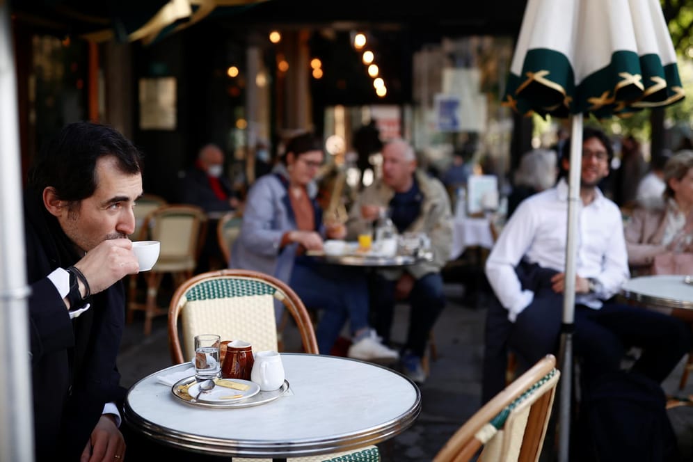 Pariser trinken ihre ersten Cafés in einem Restaurant seit Oktober: Nicht nur Frankreich hat zahlreiche Lockerungen beschlossen.