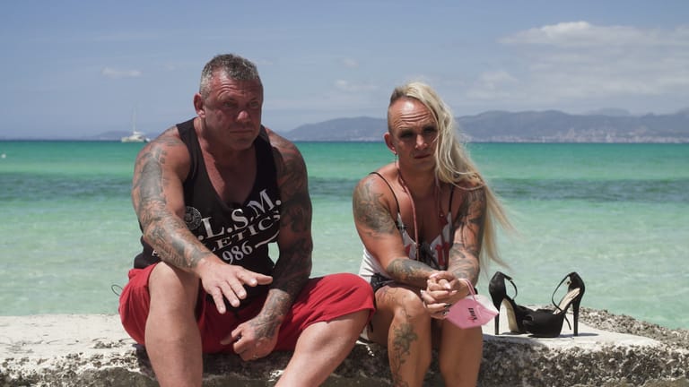 Andreas Robens mit Frau Caro am Strand in El Arenal: Als t-online die Vergangenheit des TV-Stars anspricht, droht der Bodybuilder mit Medienanwälten.