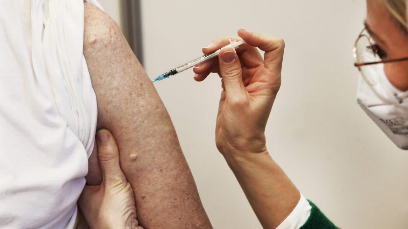 Ein älterer Mann wird geimpft: Ein t-online-Leser wundert sich über den Impfstoff, den er bekommen hat.