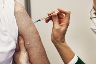 Ein älterer Mann wird geimpft: Ein t-online-Leser wundert sich über den Impfstoff, den er bekommen hat.