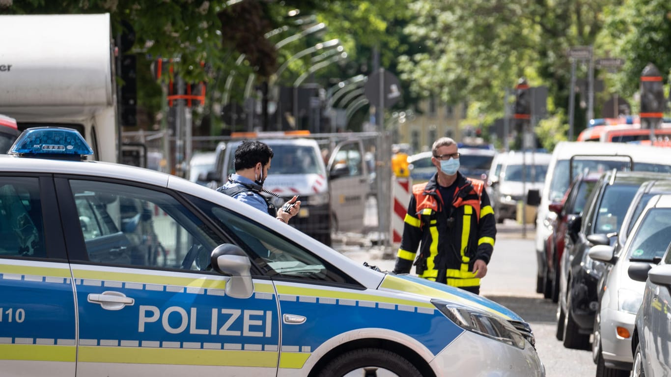 Ein Polizeifahrzeug sperrt eine Straße im dicht besiedelten Frankfurter Nordend ab, nachdem dort bei Baggerarbeiten eine Weltkriegsbombe entdeckt wurde: Sie muss womöglich noch am Mittwoch entschärft werden.