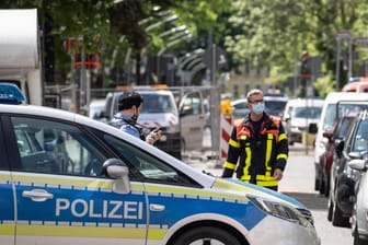 Ein Polizeifahrzeug sperrt eine Straße im dicht besiedelten Frankfurter Nordend ab, nachdem dort bei Baggerarbeiten eine Weltkriegsbombe entdeckt wurde: Sie muss womöglich noch am Mittwoch entschärft werden.