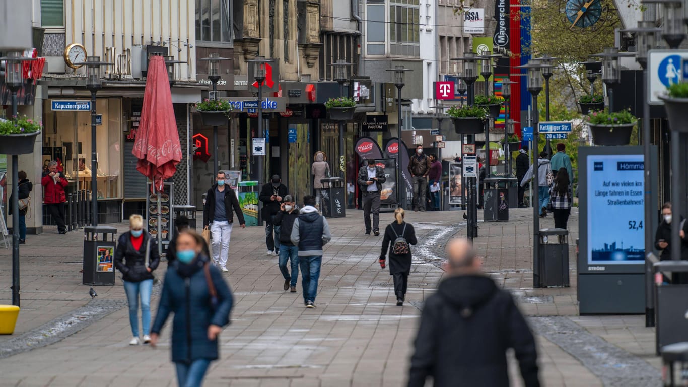 Eine Einkaufsstraße in Essen (Archivbild): In der Stadt werden am Freitag die Corona-Maßnahmen gelockert.
