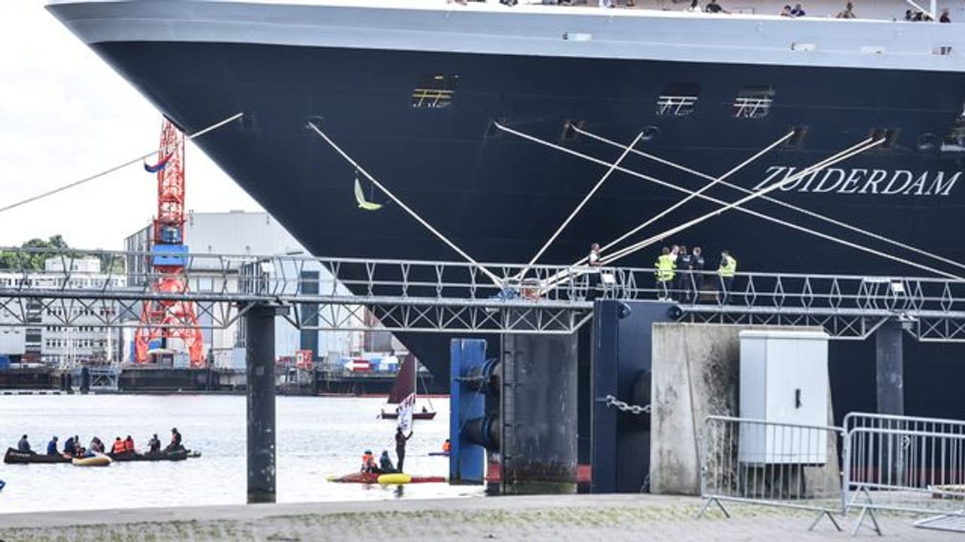 Aktivisten blockieren das Kreuzfahrtschiff "Zuiderdam" im Kieler Hafen und hindern es am Auslaufen (Archivbild): Bei der Blockade wurde keine Gewalt gegen Menschen eingesetzt.