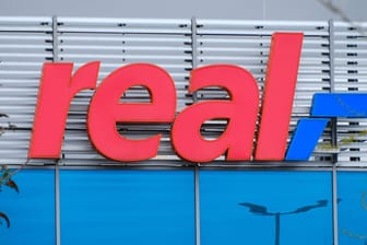 Dieses Logo ist bald Geschichte: Die Supermarktkette Real wird zerschlagen, die Marke verschwinden.