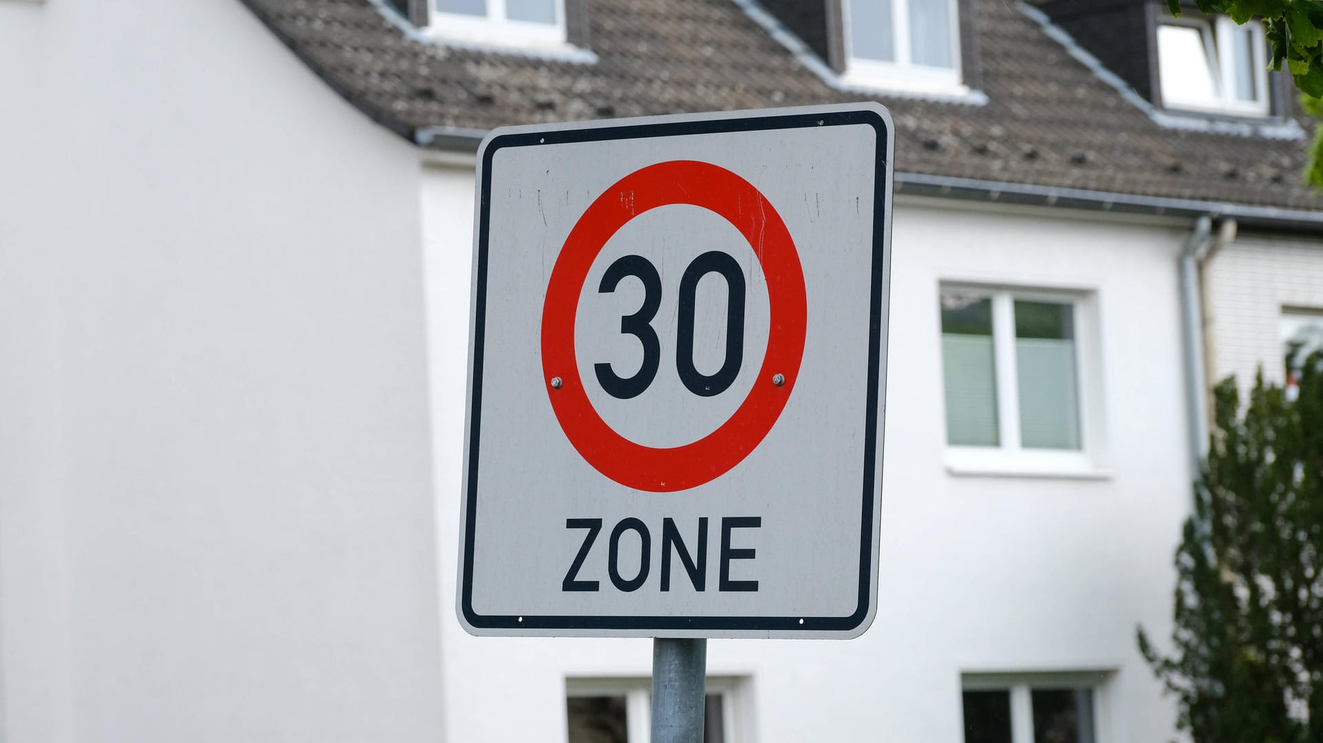 Tempo 30: 200 französische Städte haben das Tempolimit schon im vergangenen Jahr eingeführt. Tempo 30: 200 französische Städte haben das Tempolimit schon im vergangenen Jahr eingeführt.