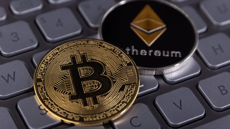 Kryptowährungen Bitcoin und Ether (Symbolbild): Die digitalen Münzen stehen unter erheblichem Druck.