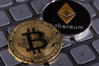 Kryptowährungen Bitcoin und Ether (Symbolbild): Die digitalen Münzen stehen unter erheblichem Druck.