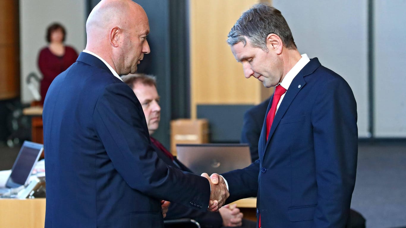 Björn Höcke (AfD) (r.) gratuliert Thomas Kemmerich (FDP) (Archiv): Die Wahl zum Ministerpräsidenten gelang 2020 mit Stimmen der AfD. Kemmerich trat kurz danach zurück.