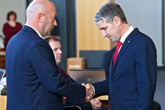 Björn Höcke (AfD) (r.) gratuliert Thomas Kemmerich (FDP) (Archiv): Die Wahl zum Ministerpräsidenten gelang 2020 mit Stimmen der AfD. Kemmerich trat kurz danach zurück.