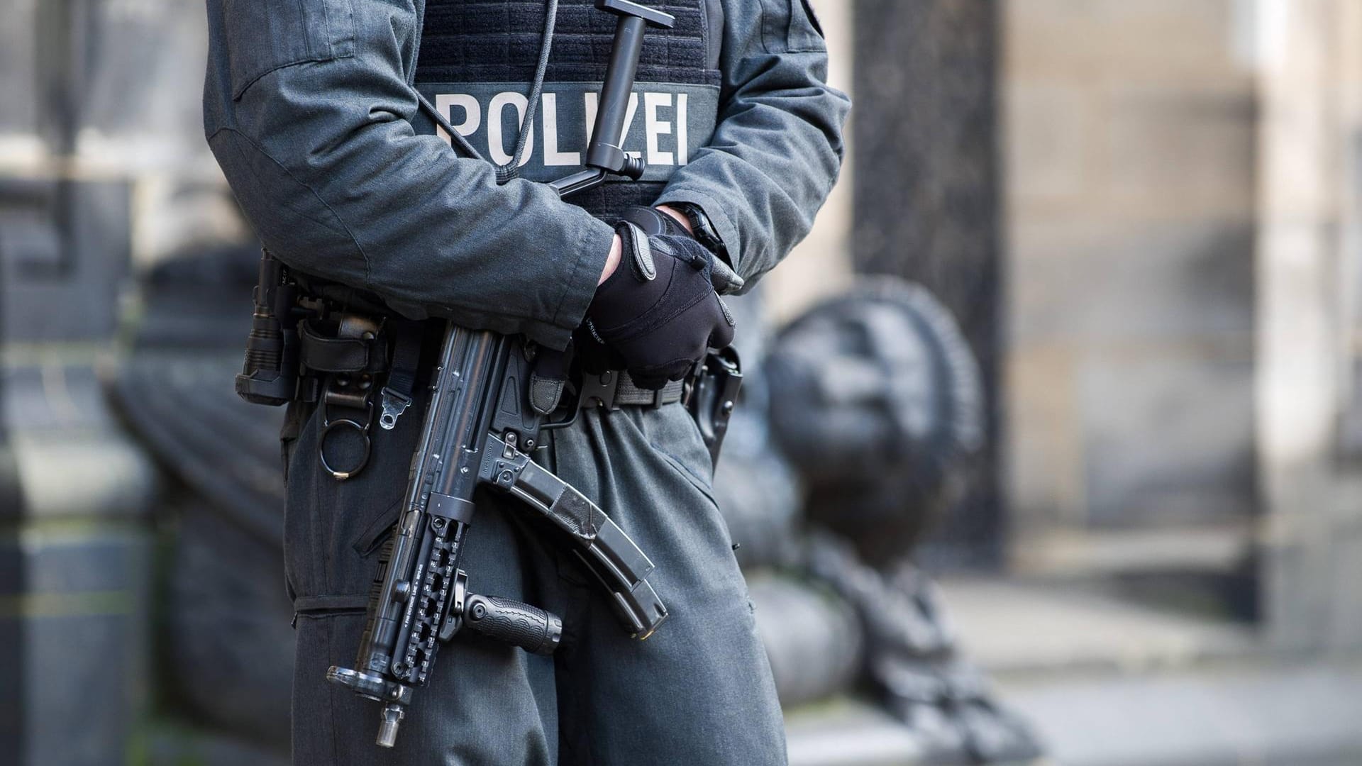 Ein Polizist steht vor dem Bremer Rathaus (Archivbild): Auf eine Synagoge in Bremen soll offenbar ein Anschlag geplant worden sein. Ein Polizist steht vor dem Bremer Rathaus (Archivbild): Auf eine Synagoge in Bremen soll offenbar ein Anschlag geplant worden sein.