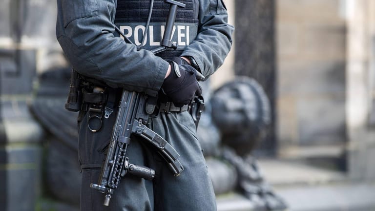 Ein Polizist steht vor dem Bremer Rathaus (Archivbild): Auf eine Synagoge in Bremen soll offenbar ein Anschlag geplant worden sein.