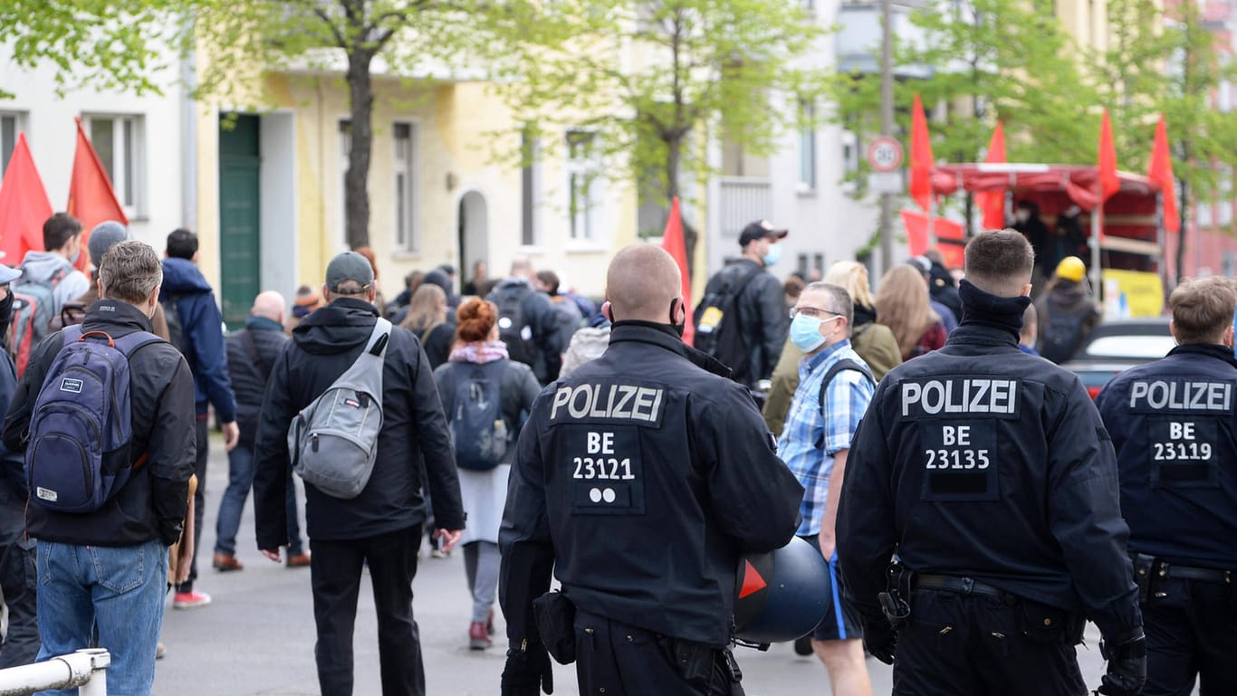 Demonstration von Gegnern und Kritikern der Corona-Maßnahmen am 1. Mai in Berlin (Archivbild): Demonstrationen mit mehreren Tausend Teilnehmern am Wochenende sind nun verboten worden.