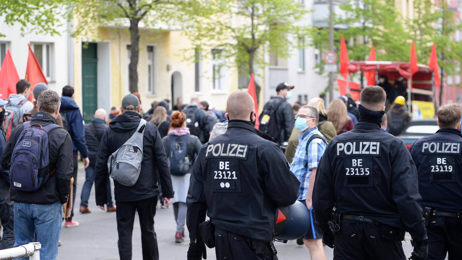 Demonstration von Gegnern und Kritikern der Corona-Maßnahmen am 1. Mai in Berlin (Archivbild): Demonstrationen mit mehreren Tausend Teilnehmern am Wochenende sind nun verboten worden. Demonstration von Gegnern und Kritikern der Corona-Maßnahmen am 1. Mai in Berlin (Archivbild): Demonstrationen mit mehreren Tausend Teilnehmern am Wochenende sind nun verboten worden.
