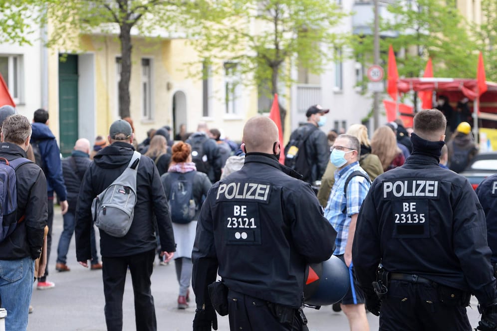 Demonstration von Gegnern und Kritikern der Corona-Maßnahmen am 1. Mai in Berlin (Archivbild): Demonstrationen mit mehreren Tausend Teilnehmern am Wochenende sind nun verboten worden.