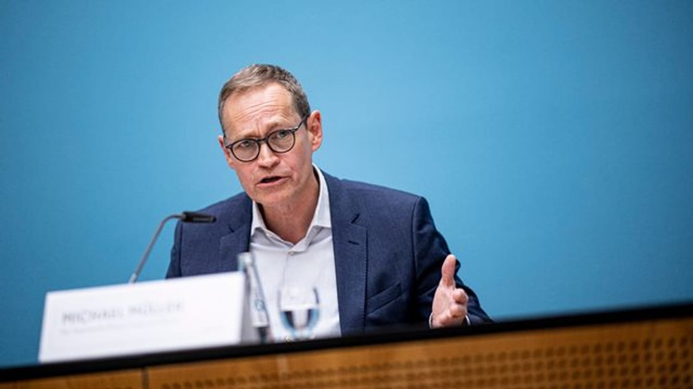 Michael Müller (SPD) spricht bei einer Pressekonferenz