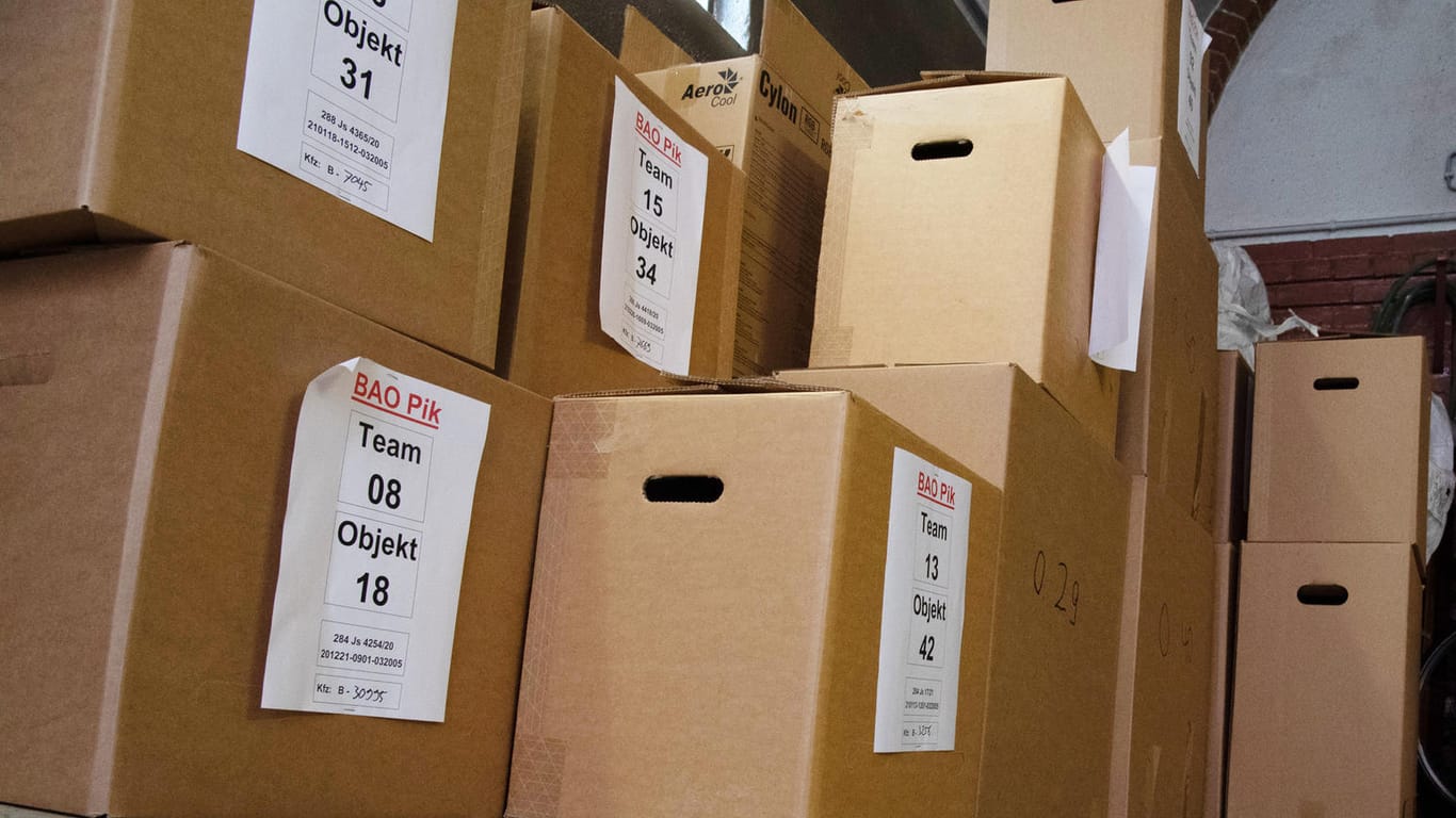 Zahlreiche Kisten mit durch die Polizei sichergestellten Beweismitteln stehen in einem Raum beim Landeskriminalamt (LKA): Mit einem Großaufgebot durchsuchte die Polizei in Berlin Objekte von Tatverdächtigen in Zusammenhang mit Kinderpornografie.