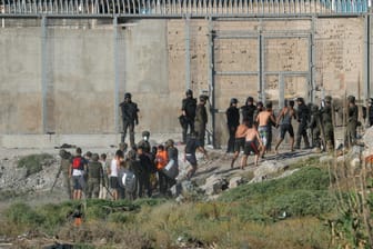 Migranten an der spanisch-marokkanischen Grenze: Die EU und Spanien kritisieren die marokkanische Regierung scharf.