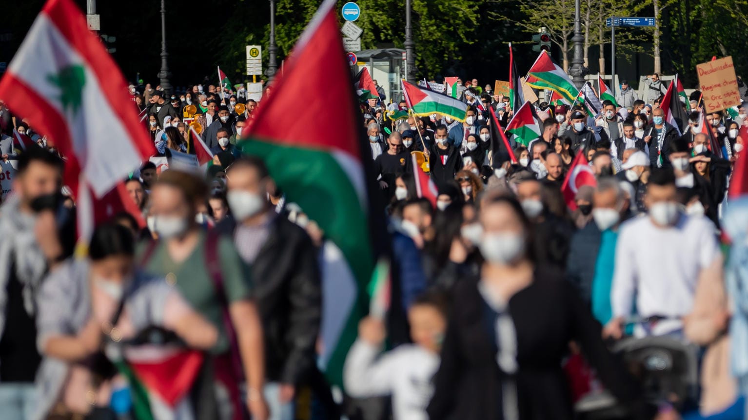 Teilnehmer gehen bei einer Demonstration durch die Stadt: Sie schwenkten Palästina-Fahnen. Teilnehmer gehen bei einer Demonstration durch die Stadt: Sie schwenkten Palästina-Fahnen.