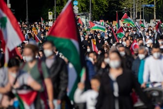 Teilnehmer gehen bei einer Demonstration durch die Stadt: Sie schwenkten Palästina-Fahnen.