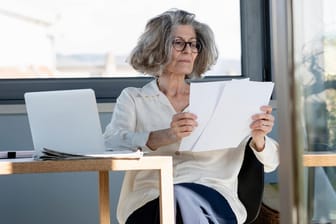 Ältere Frau mit Unterlagen (Symbolbild): Am Mittwoch verhandelte der Bundesfinanzhof über zwei Klagen zur Doppelbesteuerung von Renten.